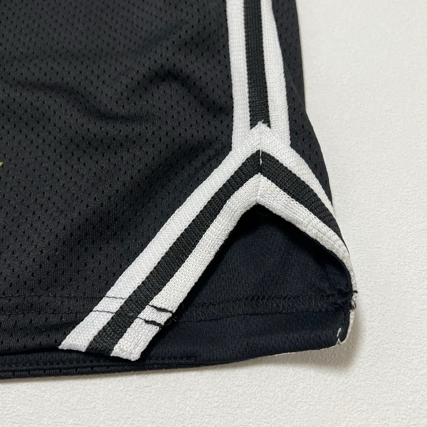 GALLERY DEPT. VENICE COURT SHORTS English mesh shorts Logo webbing wide-leg basketball shorts Black and white S-XL Original molding Loose wide-leg version American boys' first choice Breathable mesh fabric Superimposed soft material inside Comfortable and easy to match Custom-woven original consistent webbing/main mark/component wash mark Details are enlarged to follow